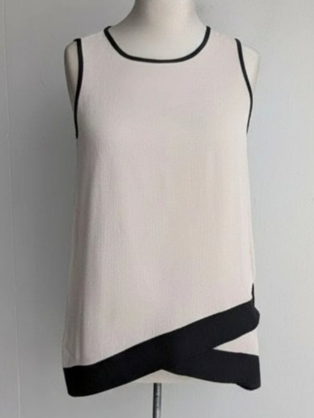 Suzy Shier Black and Nude Sleeveless Top